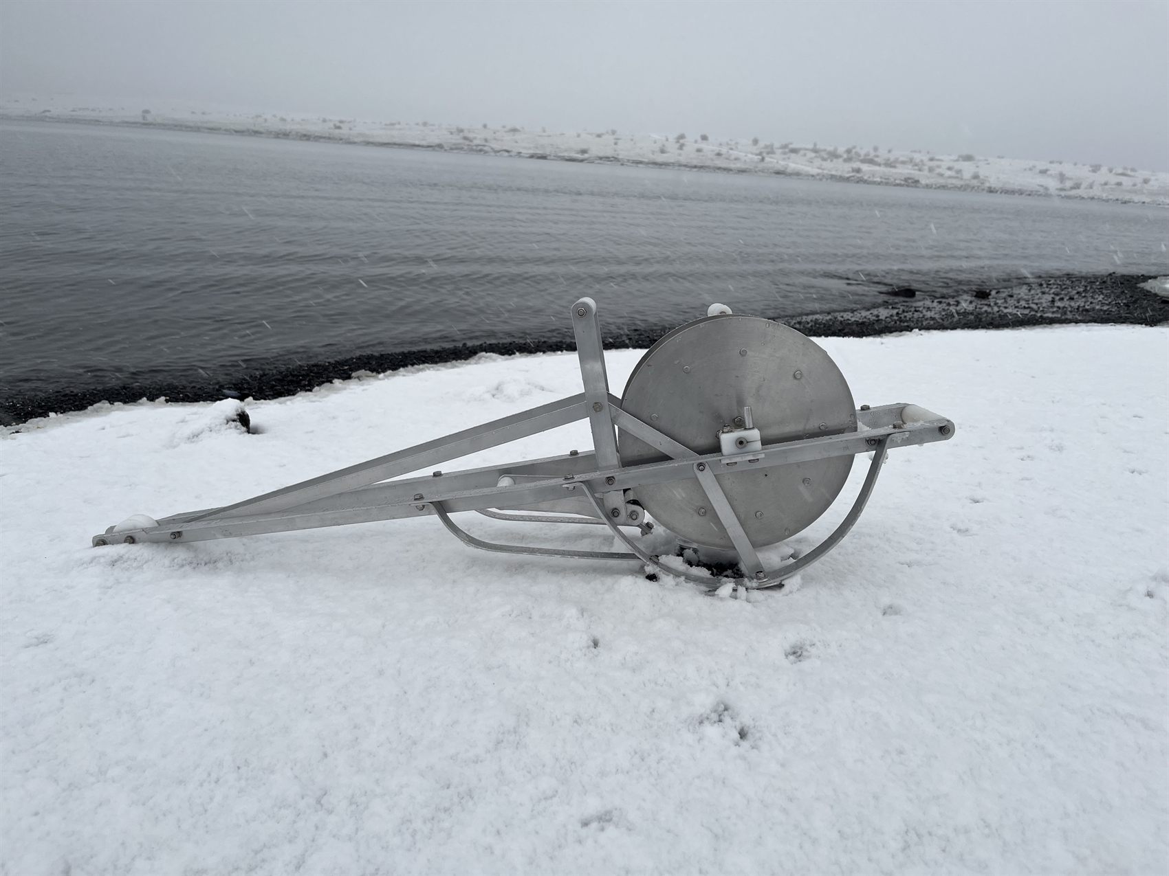 Side profile of the large-drum manual reel near the shoreline